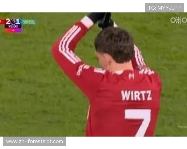 英超雨中战现暖心一幕：球员主动扶起受伤对手获掌声致意